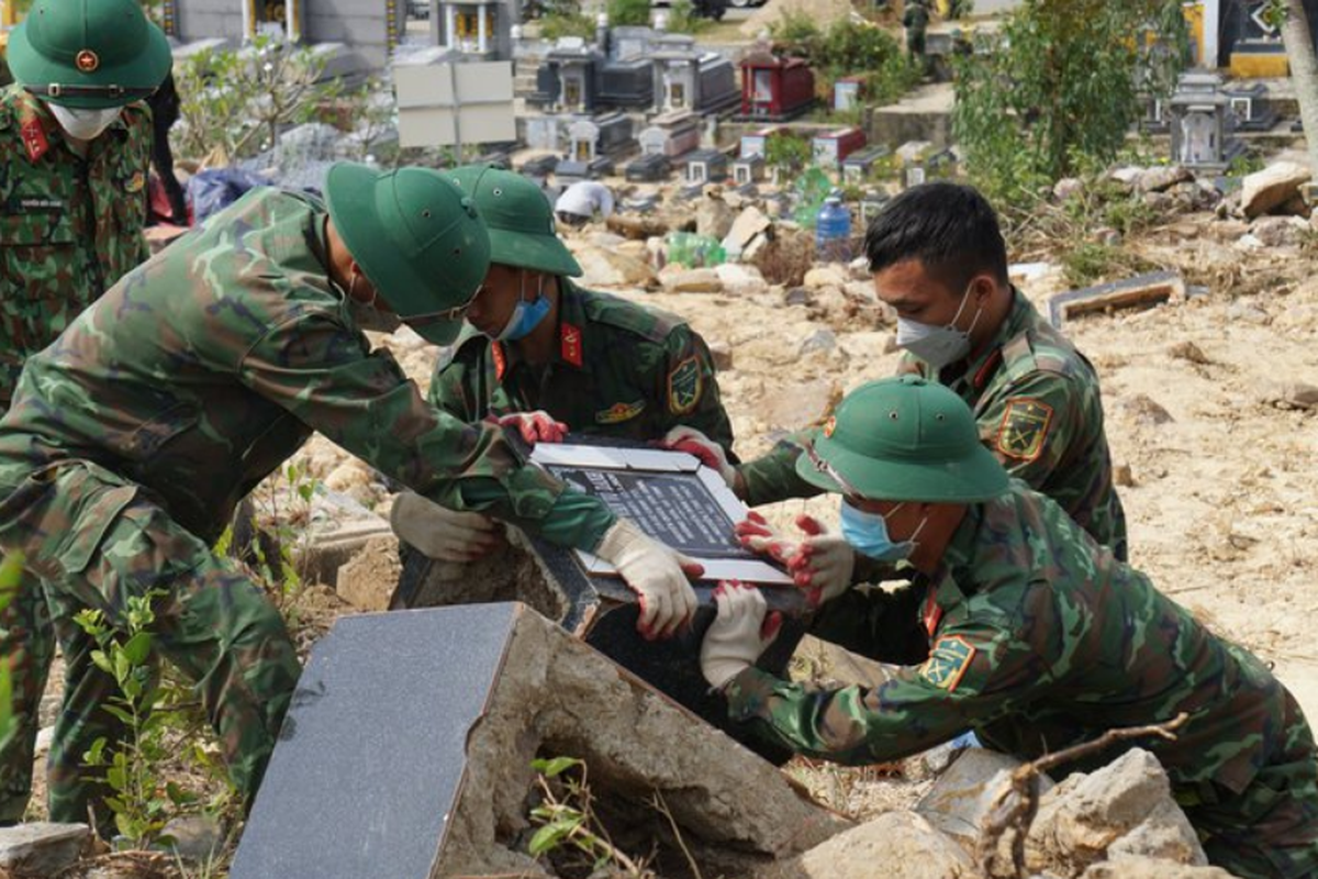 Da Nang: Sat lo nghia trang, hon 1.000 chien si tham gia tim mo-Hinh-2