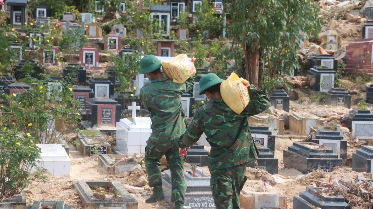 Da Nang: Sat lo nghia trang, hon 1.000 chien si tham gia tim mo-Hinh-7