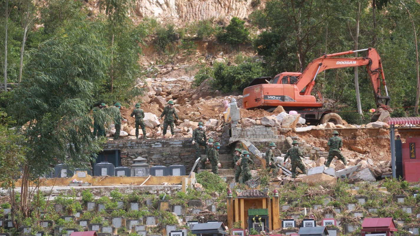 Da Nang: Sat lo nghia trang, hon 1.000 chien si tham gia tim mo-Hinh-8