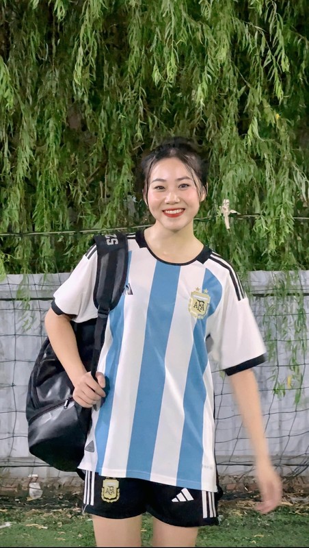 Hot girl Nong cung World Cup 2022: Me bong da, fan dich thuc cua Messi-Hinh-3