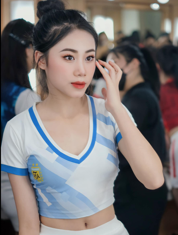 Hot girl Nong cung World Cup 2022: Me bong da, fan dich thuc cua Messi