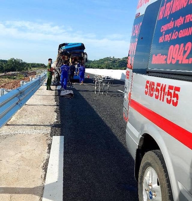 Toan canh vu xe tu thien gap nan tren cao toc Nha Trang, 2 nguoi tu vong-Hinh-5