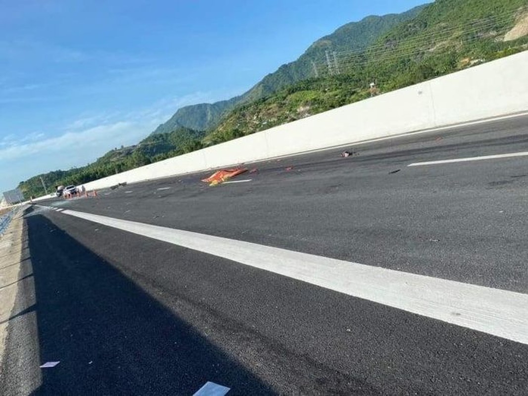 Toan canh vu xe tu thien gap nan tren cao toc Nha Trang, 2 nguoi tu vong