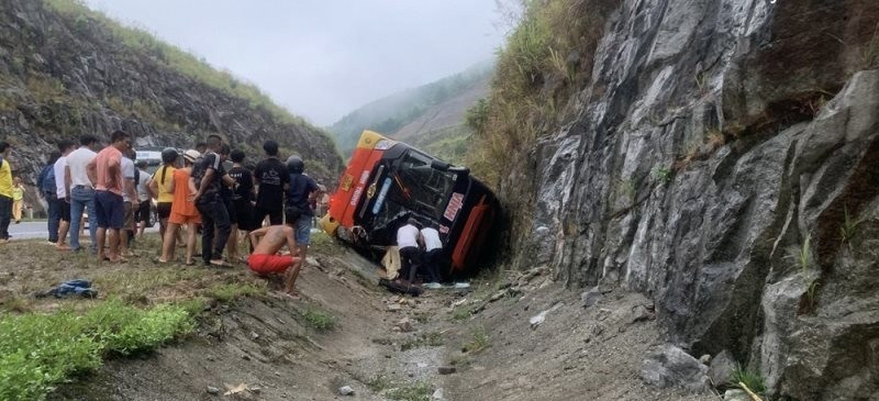 Nguyen nhan vu xe do doc lat vao vach nui, hang chuc nguoi thuong vong