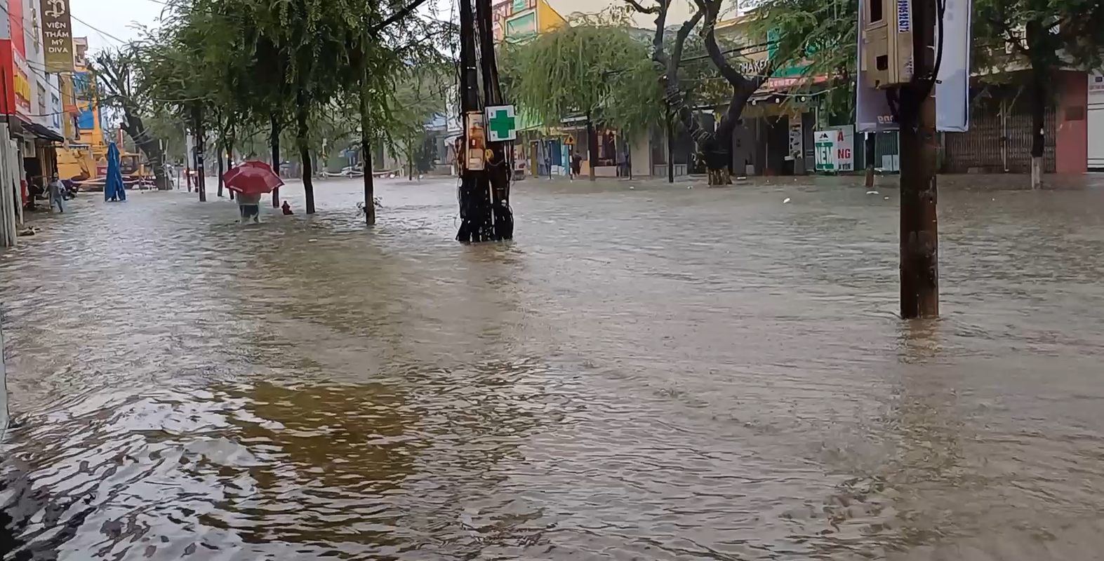 Mua lon o mien Trung: Noi cap tap don bun, noi dong cua chay lut-Hinh-13