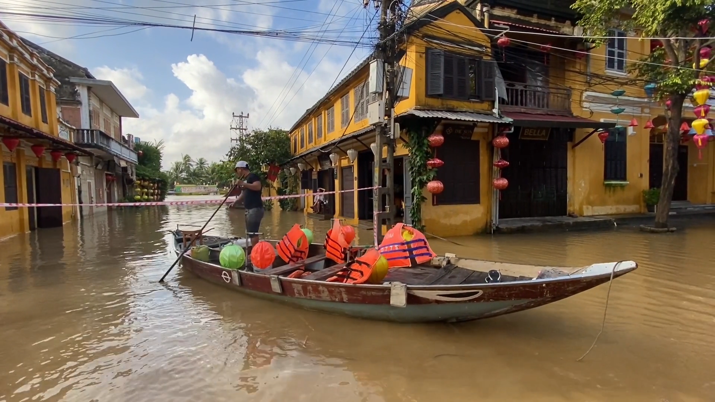 Nuoc lu rut dan, dan Hoi An lai cap tap don bun non-Hinh-11