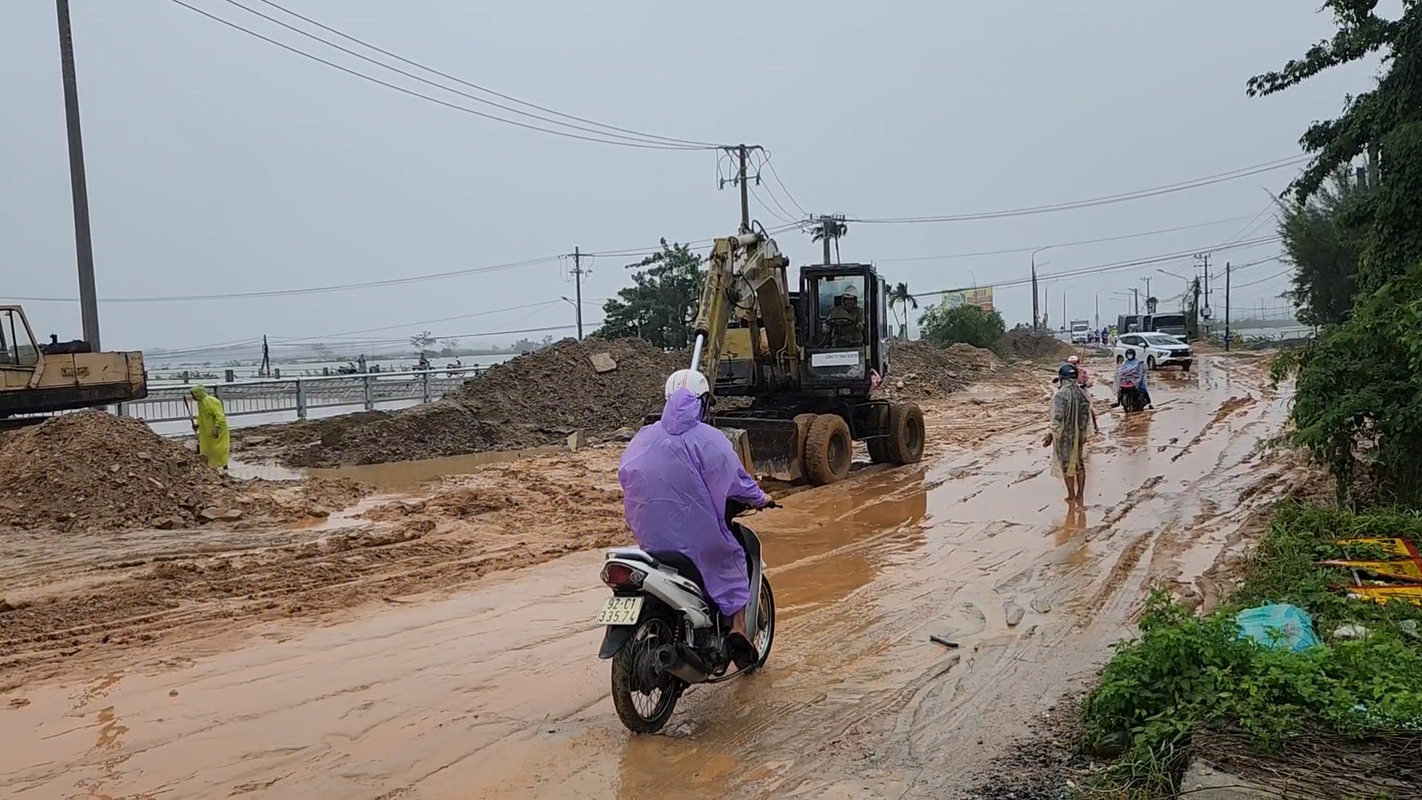 Thi cong dang do, tuyen duong huyet mach di Hoi An ngap trong bun dat-Hinh-10