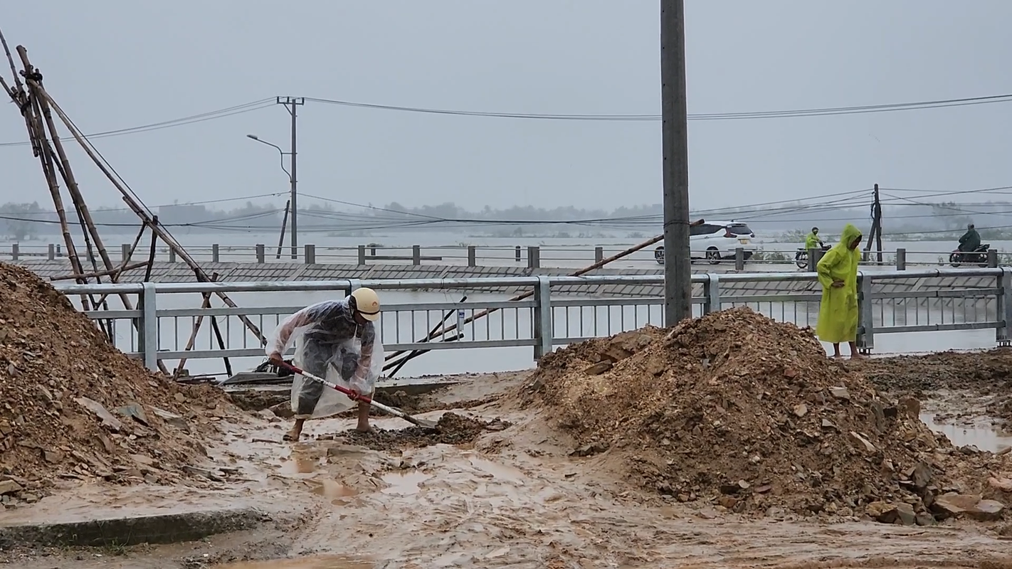 Thi cong dang do, tuyen duong huyet mach di Hoi An ngap trong bun dat-Hinh-6