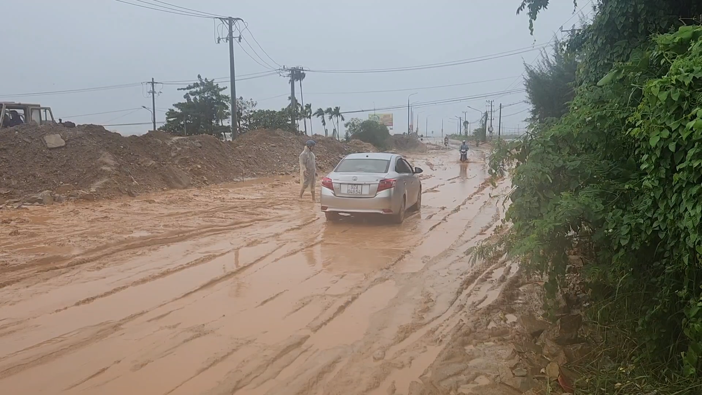 Thi cong dang do, tuyen duong huyet mach di Hoi An ngap trong bun dat-Hinh-7