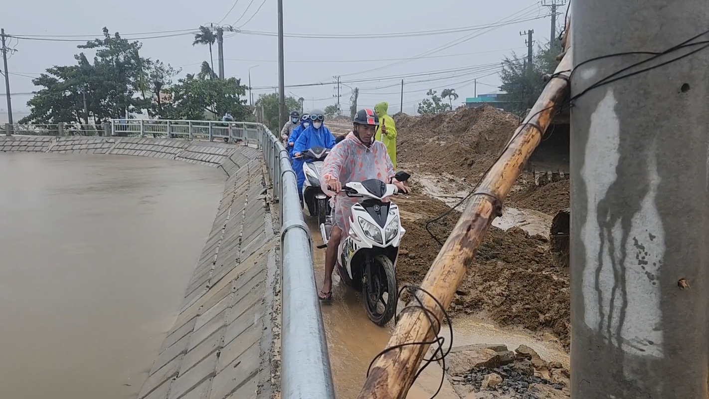 Thi cong dang do, tuyen duong huyet mach di Hoi An ngap trong bun dat-Hinh-8