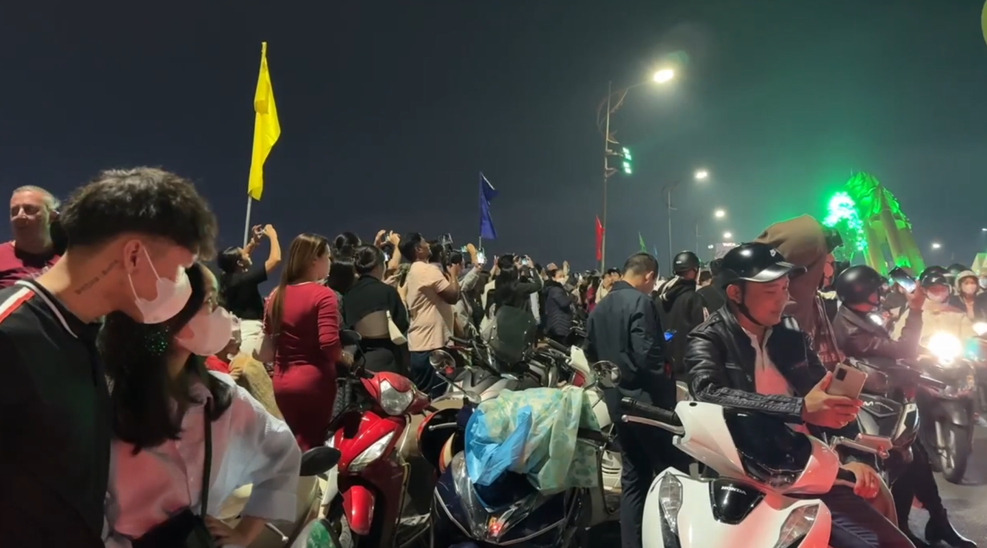 Da Nang: Tourists throng to see Rong spraying lua don nam new year-Picture-3