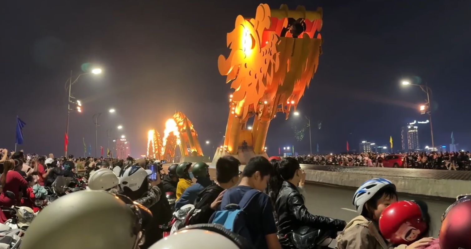 Da Nang: Tourists throng to see Rong spraying lua don nam new year-Picture-4