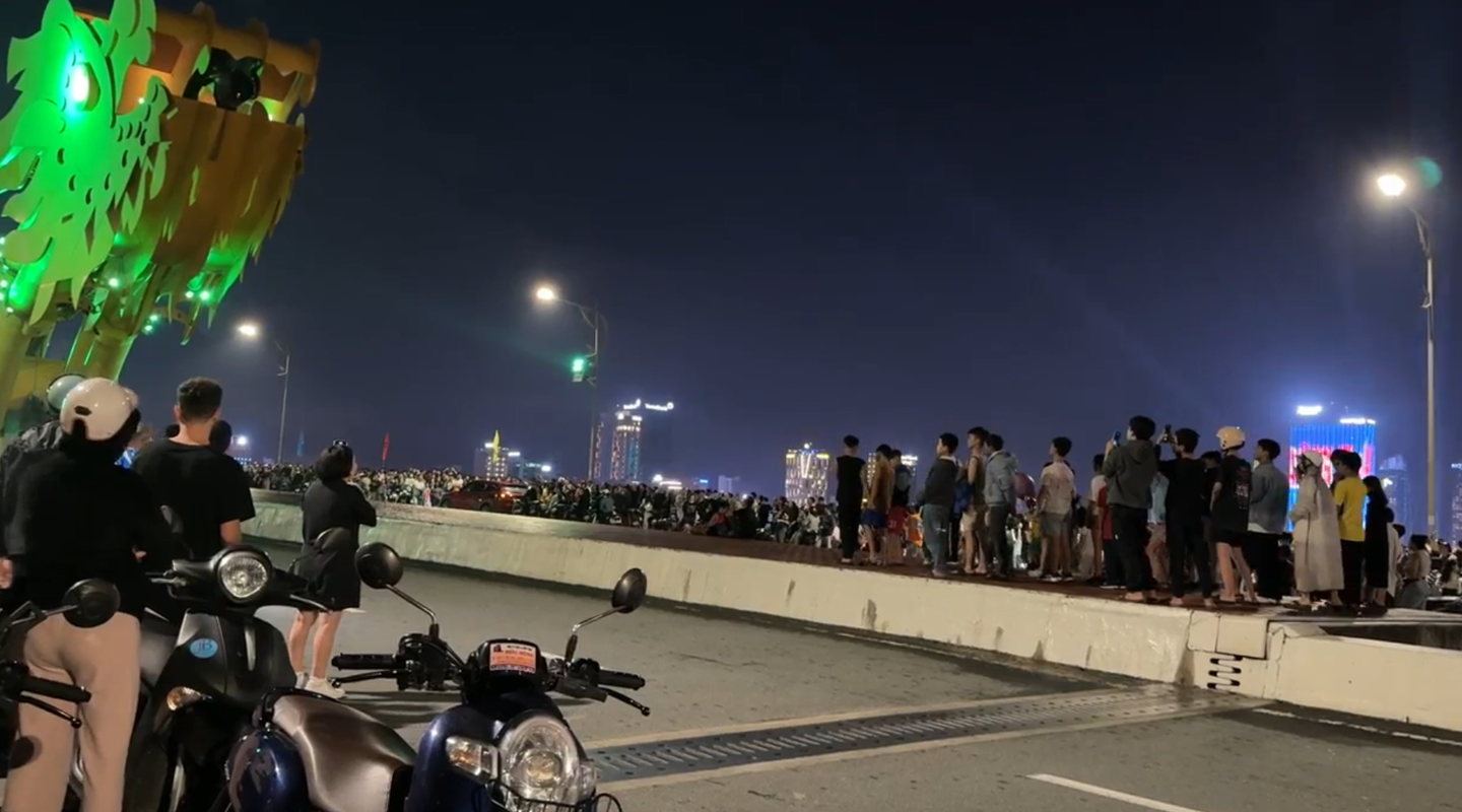 Da Nang: Tourists throng to see Rong spraying lua don nam new year-Picture-7