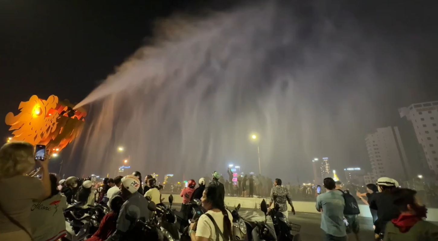 Da Nang: Tourists throng to see Rong spraying lua don nam new year-Picture-9