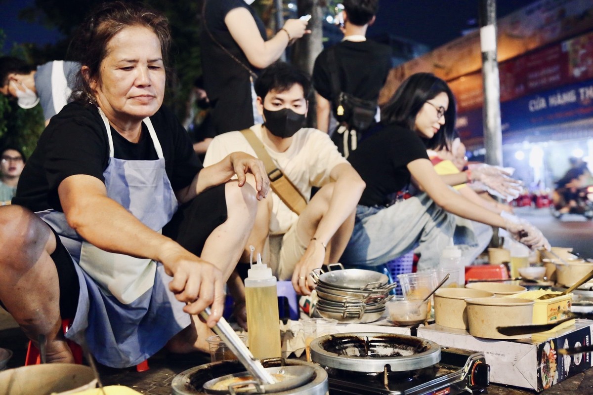 Banh mi chao 0 dong, khach ngoi dong kin via he Sai Gon-Hinh-8