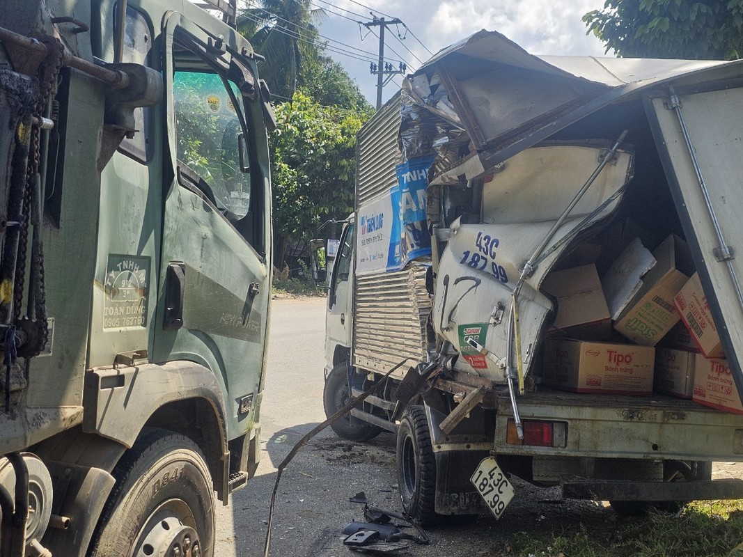 Da Nang: Dang dau ben le, xe tai bat ngo bi “un” bien dang-Hinh-10