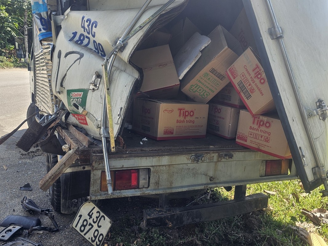 Da Nang: Dang dau ben le, xe tai bat ngo bi “un” bien dang-Hinh-5