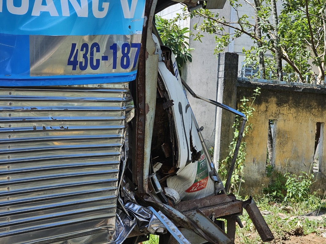 Da Nang: Dang dau ben le, xe tai bat ngo bi “un” bien dang-Hinh-9