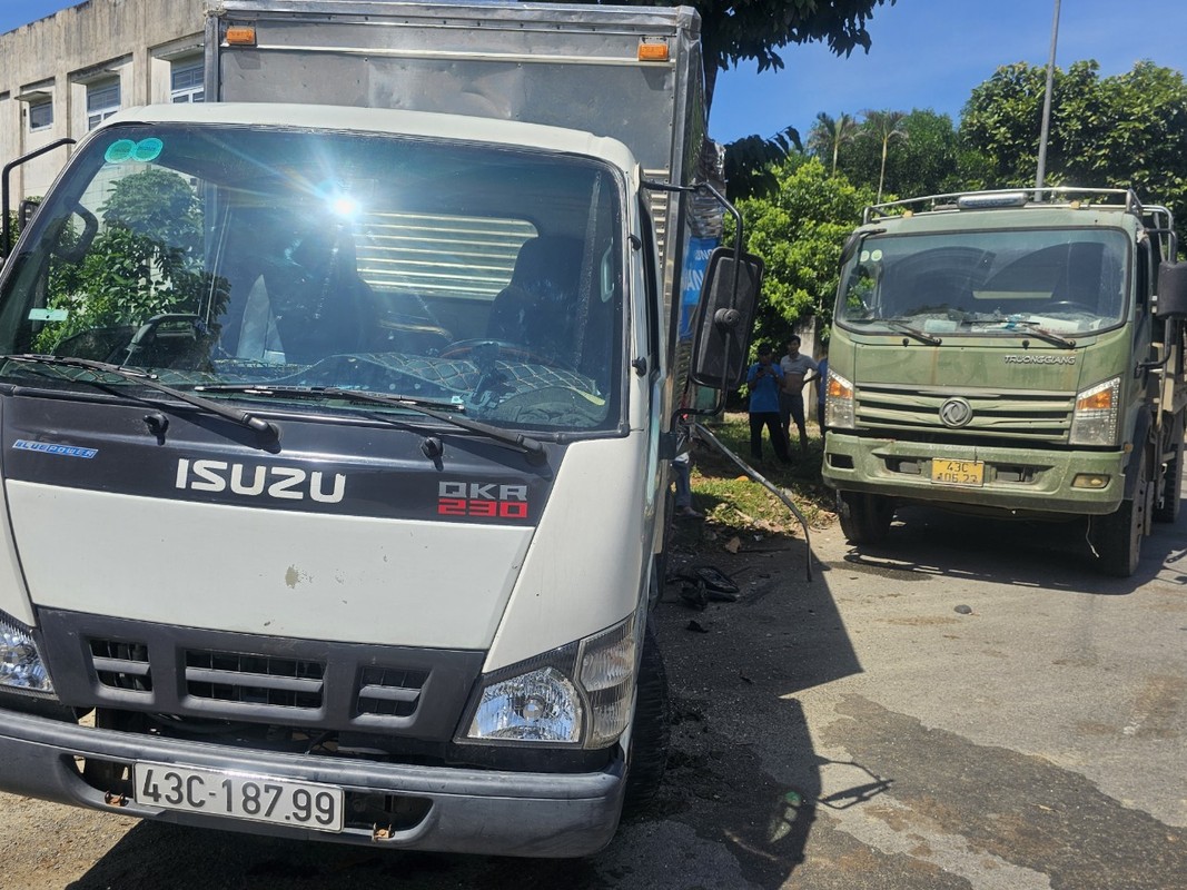 Da Nang: Dang dau ben le, xe tai bat ngo bi “un” bien dang