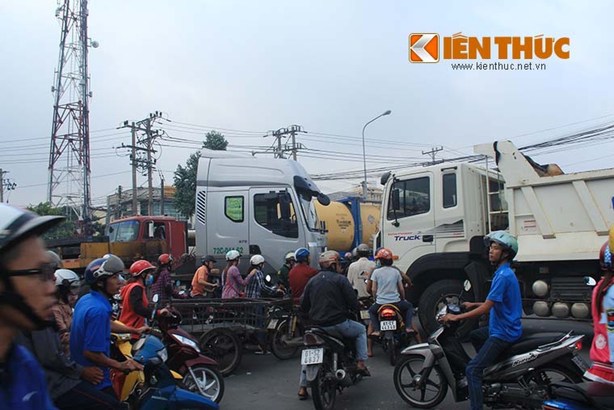 Binh Duong: Ket xe dai 5km , hang tram tai xe ngu tren duong-Hinh-10