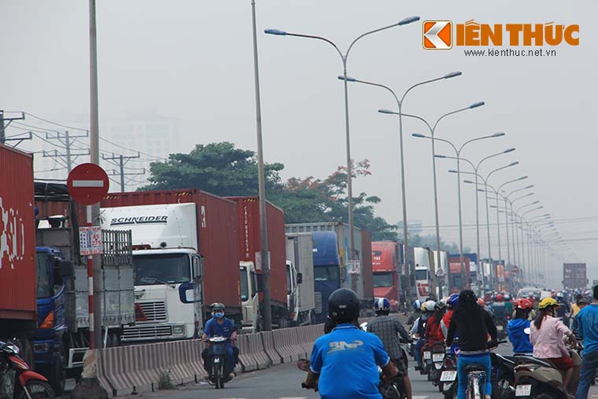 Binh Duong: Ket xe dai 5km , hang tram tai xe ngu tren duong-Hinh-2