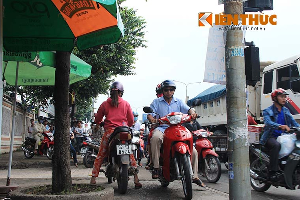 Binh Duong: Ket xe dai 5km , hang tram tai xe ngu tren duong-Hinh-4