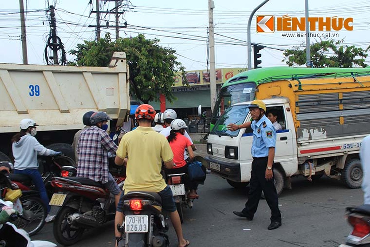 Binh Duong: Ket xe dai 5km , hang tram tai xe ngu tren duong-Hinh-5