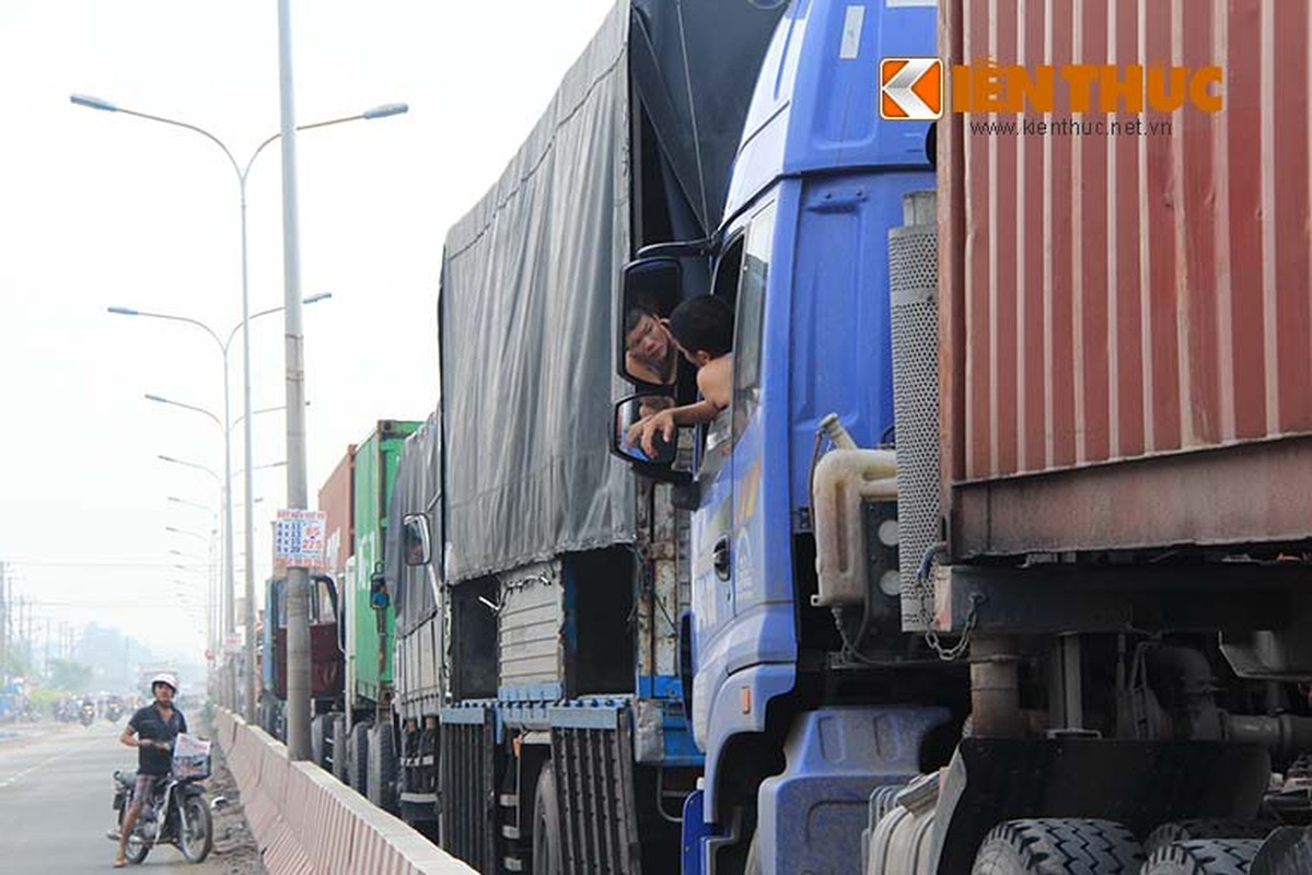 Binh Duong: Ket xe dai 5km , hang tram tai xe ngu tren duong-Hinh-8