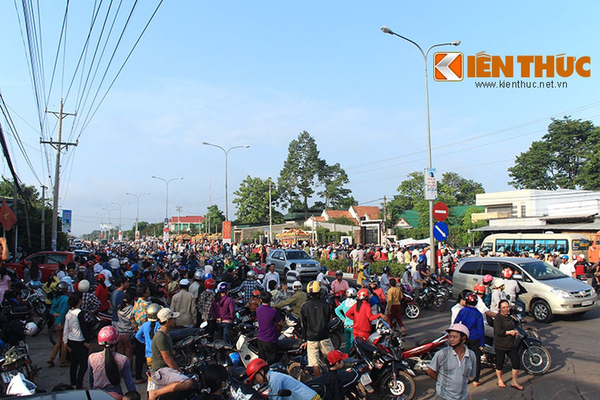 Dua tang 6 nan nhan vu tham sat kinh hoang o Binh Phuoc