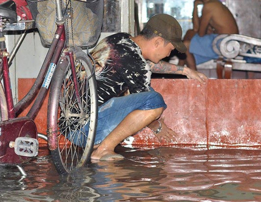 Dong Nai ngap nang, “bien nguoi” bi bom trong mua-Hinh-6