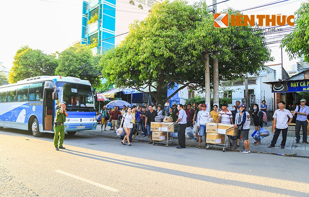 Vu sa lan tong sap cau Ghenh: Hang ngan khach di tau duoc dieu xe dua ve-Hinh-3