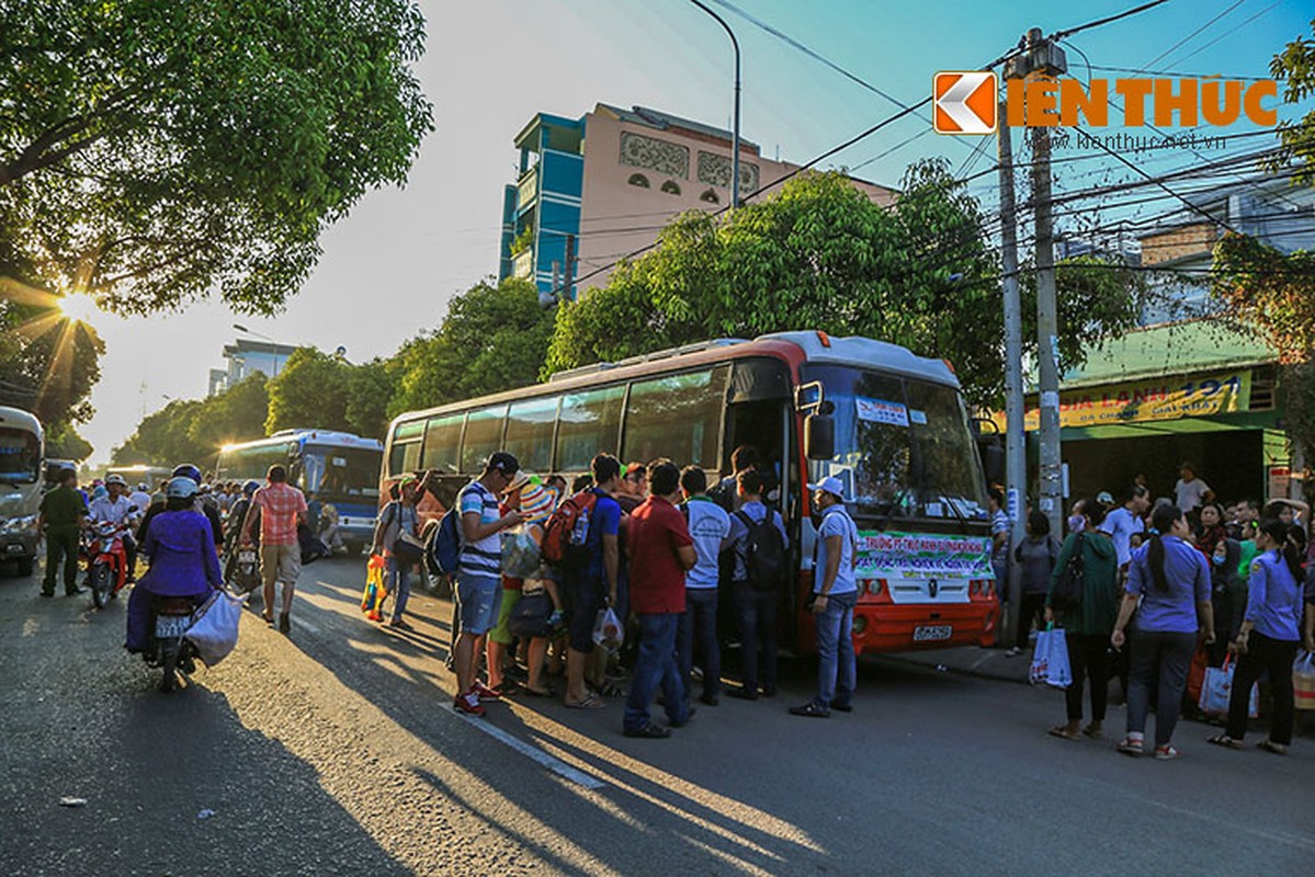 Vu sa lan tong sap cau Ghenh: Hang ngan khach di tau duoc dieu xe dua ve-Hinh-4