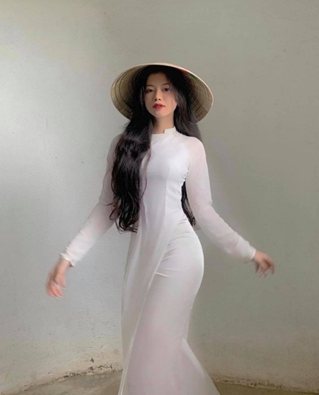 Danh tinh nu sinh dien ao dai trang de lo ba vong hoan hao