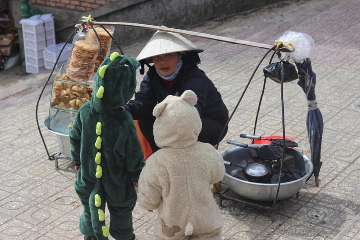 “Gau trang va khung long” ti hon lang thang Da Lat gay sot MXH-Hinh-8