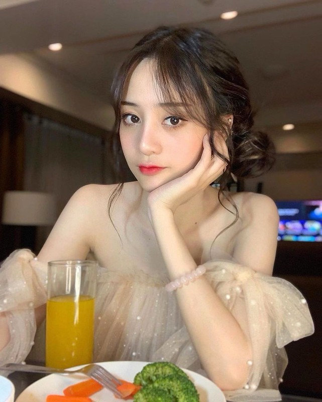 Xuat hien tren bao Trung, hot girl Tik Tok gay chu y vi dieu nay-Hinh-5