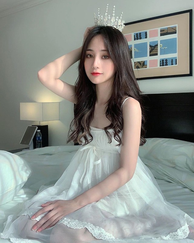 Xuat hien tren bao Trung, hot girl Tik Tok gay chu y vi dieu nay-Hinh-9