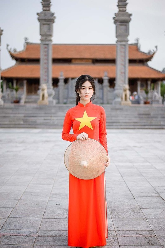 Dien ao dai co do sao vang, nu sinh noi nhat le Quoc khanh 2/9