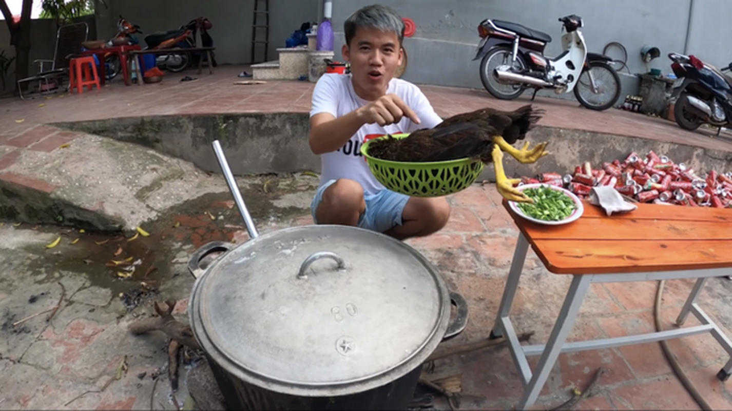 Con trai Ba Tan Vlog nau chao ga nguyen long: Tro lo cua cac Youtuber-Hinh-2