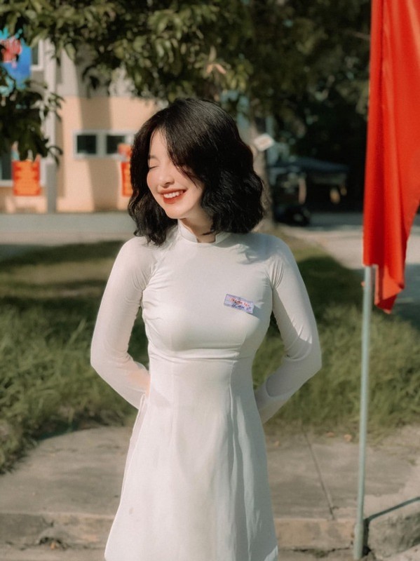 Toc ngan ca tinh dien ao dai trang, nu sinh 10X 