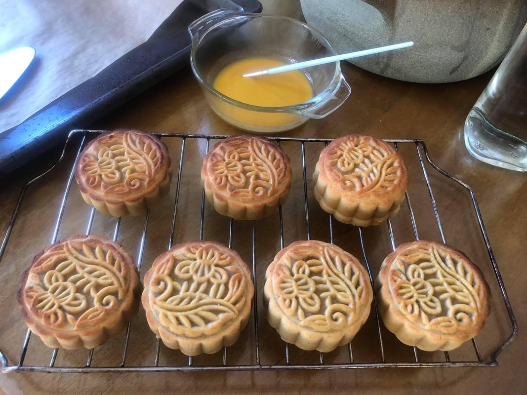 Banh trung thu handmade, hoi chi em kheo tay khac ca hoa van