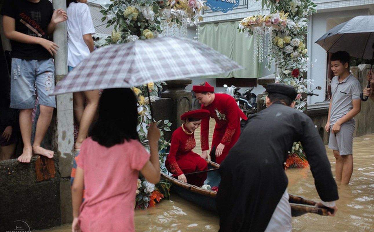 Dam cuoi mua mua lu o Hue, ruoc dau bang moi phuong tien