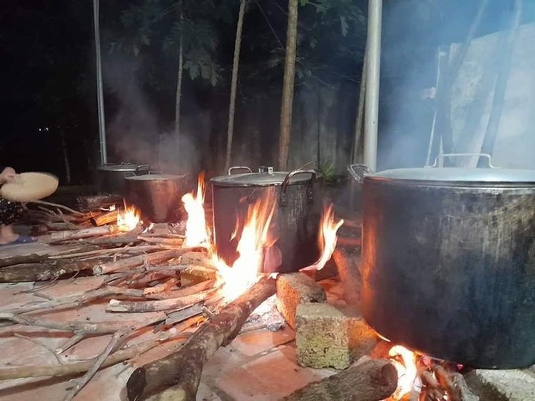 Nguoi dan “trang dem” goi ngan chiec banh chung cuu tro mien Trung-Hinh-3