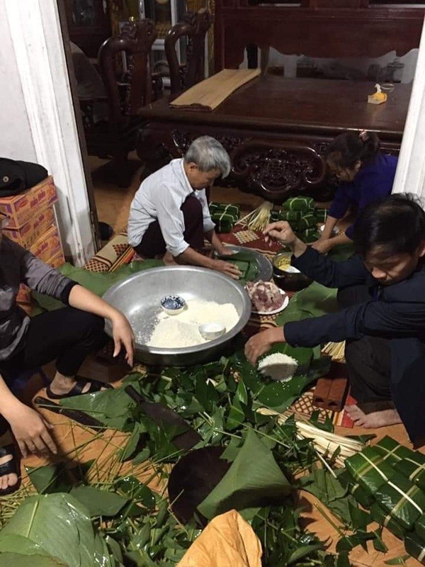 Nguoi dan “trang dem” goi ngan chiec banh chung cuu tro mien Trung-Hinh-6