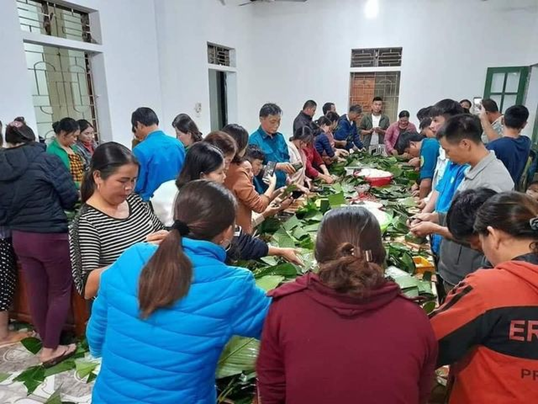 Nguoi dan “trang dem” goi ngan chiec banh chung cuu tro mien Trung