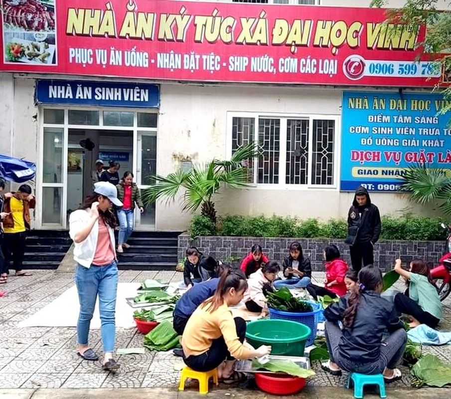 Gioi tre khap dat nuoc goi banh chung “vuot lu” den mien Trung-Hinh-3