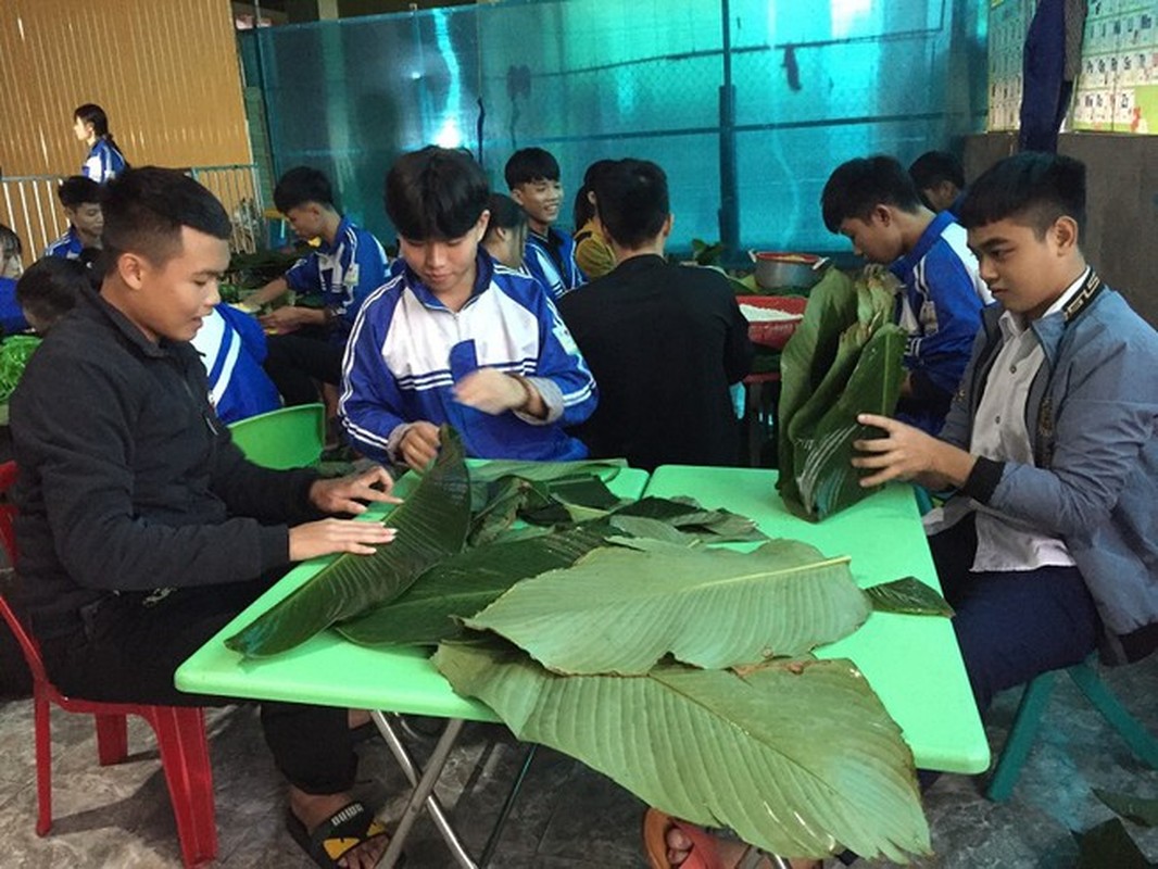 Gioi tre khap dat nuoc goi banh chung “vuot lu” den mien Trung-Hinh-9