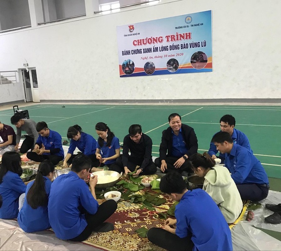 Gioi tre khap dat nuoc goi banh chung “vuot lu” den mien Trung