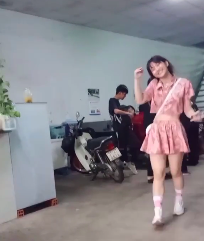 Vi hanh dong kem duyen, hot girl TikTok Le Bong tiep tuc “an gach”-Hinh-7