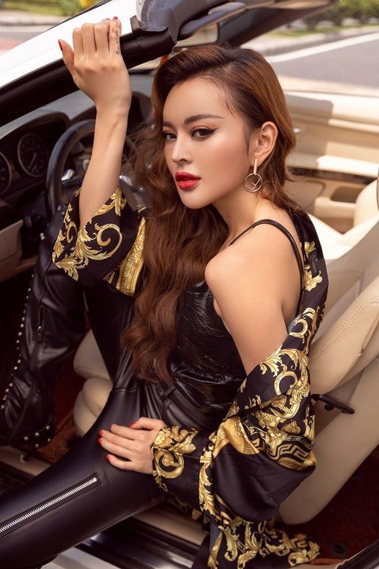 Tram Anh va dan hot girl tung vuong scandal lo clip “nong“-Hinh-12
