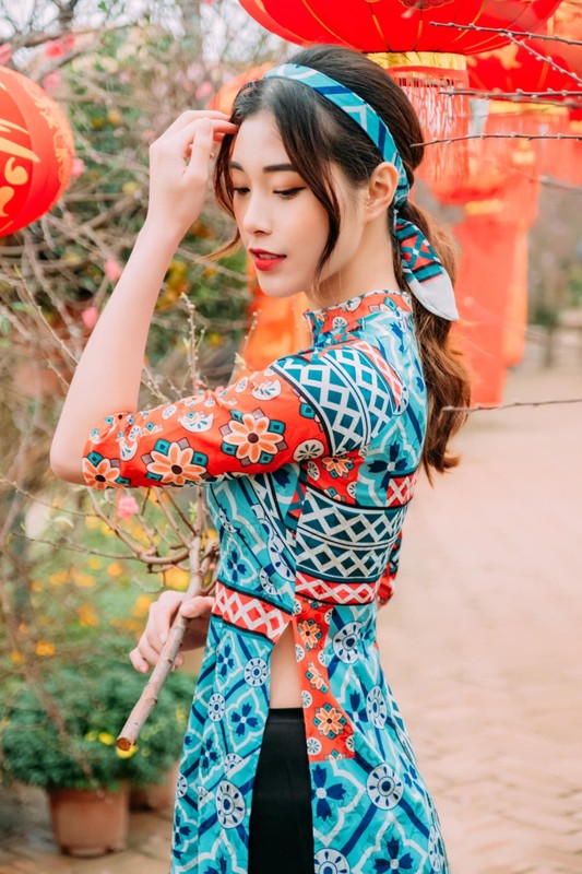 “Hot girl bong chuyen” dien ao dai khoe dang yeu kieu don Xuan